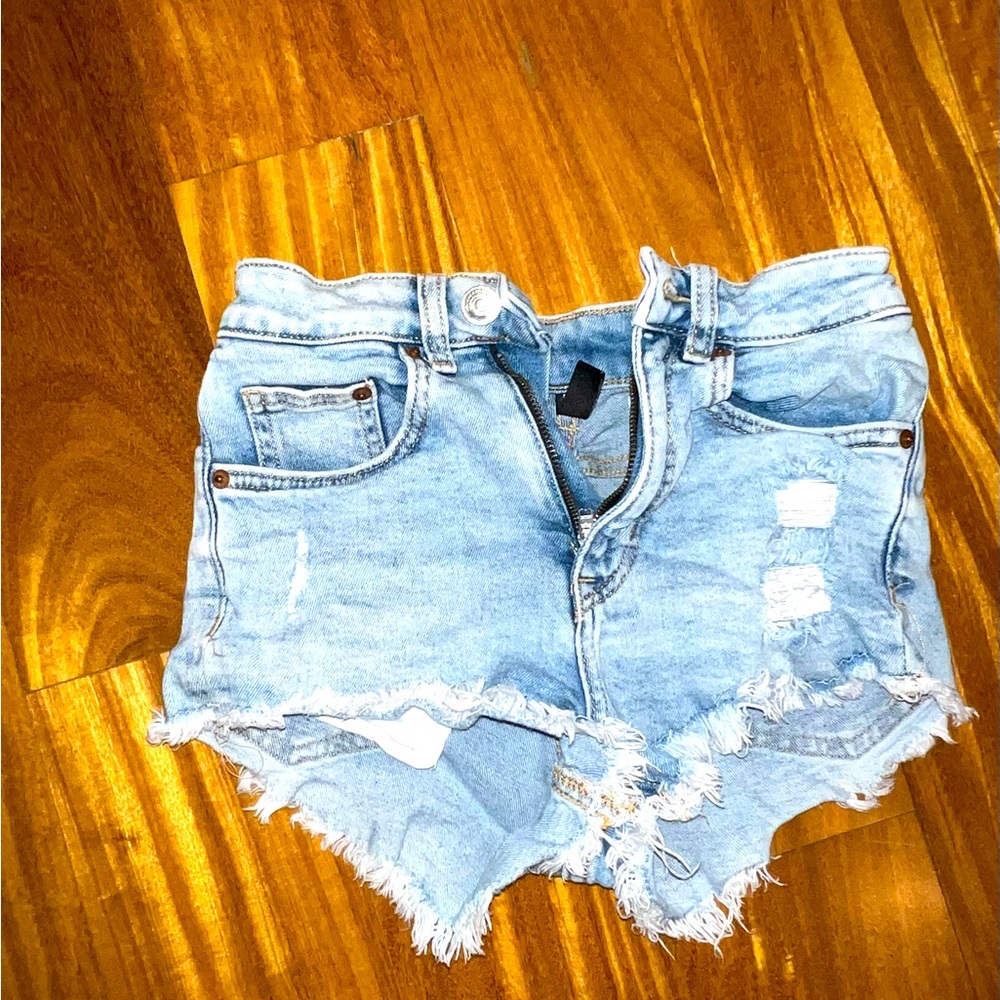 Divided H & M Jean short shorts ripped sz US zero O